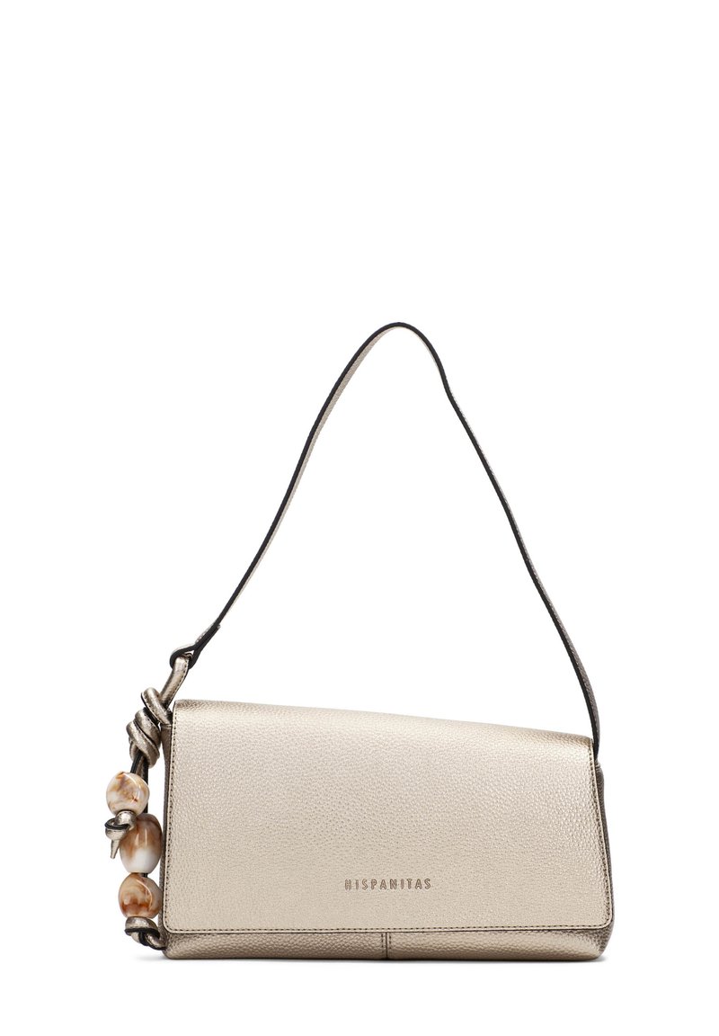 Metalická zlatá psaníčko s texturovaným povrchem, vybavené uzlovým černým popruhem a dekoračními korálky na jedné straně; decentní logo.