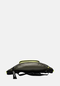 Sac à bandoulière simple en vert foncé, avec un extérieur lisse et rembourré, des accents jaune fluo et une sangle ajustable pour un transport sécurisé.