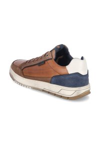 Braune Leder-Sneaker mit Wildleder-Details, ausgestattet mit einer weißen Fersenkappe und einem navyblauen Bereich. Dicke weiße Gummisohle mit Profil.