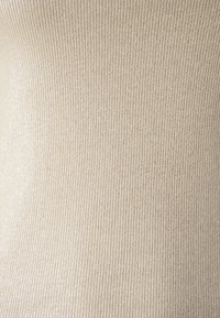 Beige ribs tyg med en subtil lyster, som har smala vertikala ränder och en mjuk, texturerad yta. Idealisk för åtsittande plagg.