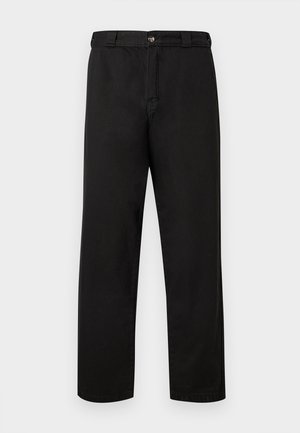 Pantalon noir droit avec fermeture par bouton et fermeture éclair, passants pour ceinture, sans motifs ni ornements visibles.