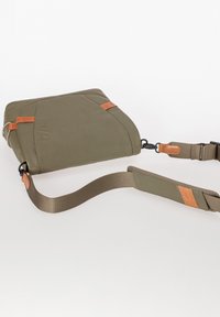 Borsa a tracolla verde oliva con dettagli in pelle marrone, superficie testurizzata, tracolla regolabile e dettagli di design geometrici.