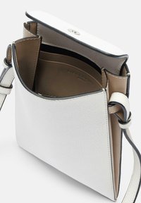 Liebeskind Berlin HILLA - Phone pouch - creme