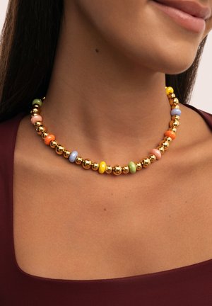 Collar dorado con cuentas redondas de colores en rosa, naranja, amarillo, verde, azul y morado, con esferas metálicas alternas.