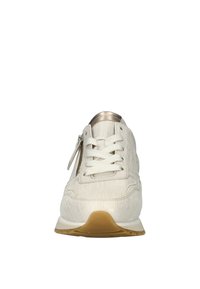 Weißer Sneaker mit strukturiertem Obermaterial, gemusterten Details, Schnürdesign und einem seitlichen Reißverschluss. Tanfarbene Gummisohle. Metallischer Akzent an der Ferse.