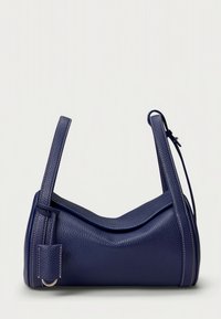 Ādas plecu soma dziļā tumši zilā krāsā. Apaļa forma ar teksturētu virsmu, izsmalcināta šuvuma detaļām un vienu regulējamu siksnu. Iekļauta sānu kabata.