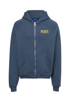 Blauwe hoodie met ritssluiting, voorzakken en geribbelde manchetten. Heeft een geel "PEQUS"-logo op de linkerborst. Zachte stoftextuur.