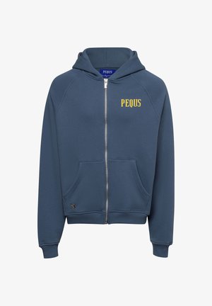 Plava majica s kapuljačom i patentnim zatvaračem, prednjim džepovima i rebrastim manžetnama. Na lijevoj strani prsa nalazi se žuti logo "PEQUS". Mekana tkanina.