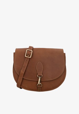 Brūna ādas pleca soma ar regulējamu siksnu, apaļu pārsegu un metāla aizdari uz vienmērīga balta fona.