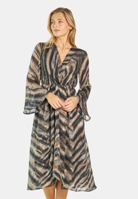 Langes Wickelkleid aus transparentem Stoff mit einem Zickzackmuster in Brauntönen, Schwarz und Grau. Es hat weit ausgestellte Ärmel und einen Taillengürtel.