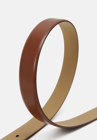 Bruine leren riem met een gladde, glanzende afwerking, met een ronde vorm en een contrasterende tan onderkant. Geen zichtbare hardware of accenten.