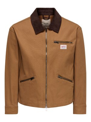 Veste marron pour homme avec fermeture éclair, col en velours côtelé marron foncé, trois poches zippées et petite écusson rectangulaire logo sur la poitrine.