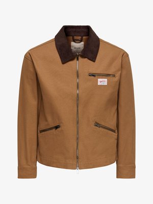 Meeste pruun tõmblukuga jakk tumedate pruunide kõrtskraega, kolme tõmblukuga tasku ja väikese ristkülikukujulise logomärgiga rinnal.