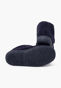 Botas de tobillo de ante azul marino con suelas de goma. La suela exterior presenta un patrón texturizado para mayor agarre y durabilidad.