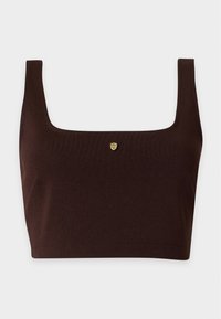 Σκούρο καφέ ριμπ μπλουζάκι τύπου crop top με φαρδιές τιράντες και ένα μικρό χρυσό έμβλημα σε σχήμα ασπίδας τοποθετημένο κοντά στο λαιμό.
