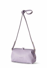 Bolso bandolera de cuero morado con un acento de nudo en la correa, herrajes dorados y una forma suave y estructurada. Textura lisa, cierre con cremallera.