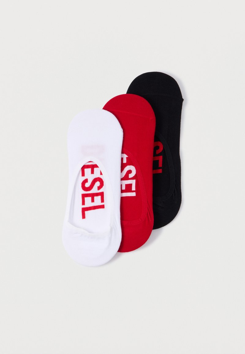 Drei Paar Fußsöckchen: weiß, rot und schwarz. Jede verfügt über ein auffälliges „DIESEL“-Logo in Rot auf der Oberseite. Baumwollmaterial, nahtloses Design.