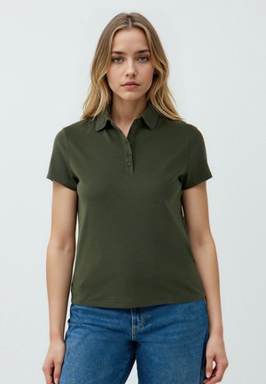 - Koszulka polo