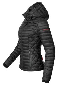 Veste matelassée noire pour femme avec capuche, fermeture éclair devant, poches latérales zippées et logo "MARIKOO" sur la manche gauche.