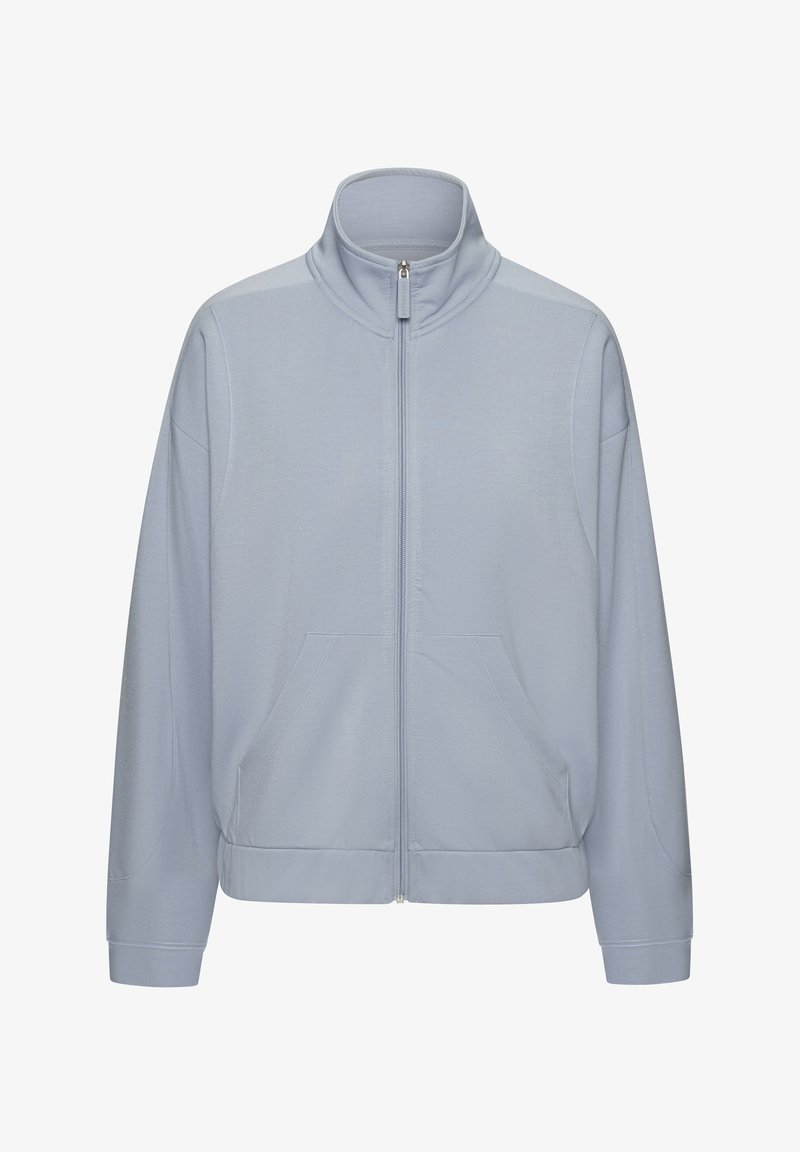 Svijetloplavi dukserica s patentnim zatvaračem i visokim ovratnikom, dugim rukavima, dva prednja džepa i rebrastim manžetama. Izrađena od mekog i glatkog materijala.