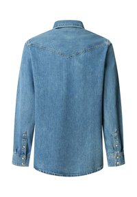 Džínová košile světle modré barvy s špičatým límcem, dlouhými rukávy s knoflíkovými manžetami a detailem přes ramena vzadu. Hladká textura.