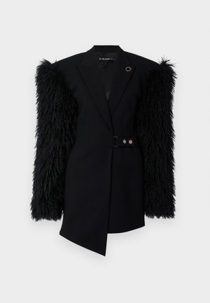 Blazer nero con maniche texturizzate simili alla pelliccia, vestibilità tailored, vita cintrata con chiusura a doppio bottone e un accento rotondo sul colletto.