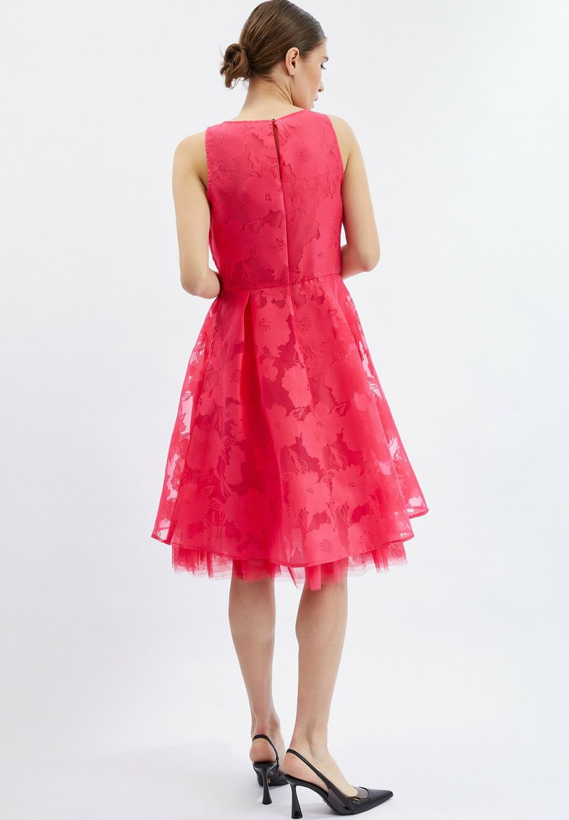 Rosa Kleid mit floralen Mustern, ärmellos, mit ausgestellt Silhouette, schichtsaum aus Tüll und Schlüsselspaltverschluss auf der Rückseite.