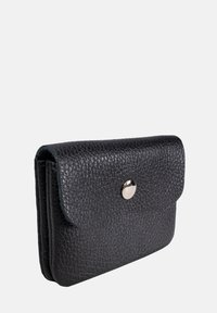 Schwarze Leder-Geldbörse mit strukturierter Oberfläche, mit umklappbarem Deckel und einer runden metallenen Druckknopfverschluss. Kompaktes Design mit eleganter Silhouette.