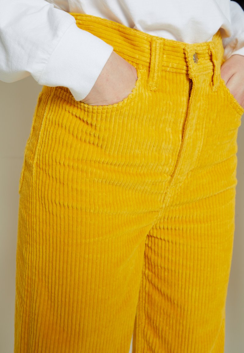 Herren Chinos | Levi's® LEVI’S® X THE SIMPSONS™ STAY LOOSE CORD Stoffhose yellow/gelb - RS51952 Herren Chinos | Levi's® LEVI’S® X THE SIMPSONS™ STAY LOOSE CORD Stoffhose yellow/gelb - RS51952