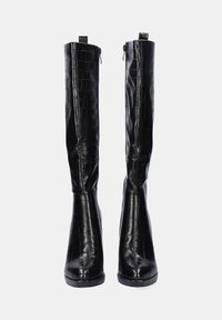 Botas negras de piel sintética brillante hasta la rodilla, con un patrón de piel de cocodrilo, cierre con cremallera lateral y puntera redondeada.