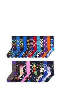 Calcetines coloridos con varios patrones como lunares, animales, estrellas y rayas, en colores diversos que incluyen azul, rojo y púrpura.