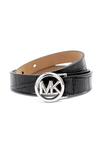 Zwarte leren riem met krokodillenstructuur, voorzien van een ronde zilveren gesp met gestileerde "MK" initialen.
