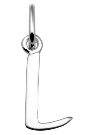 Zilveren metalen hanger in de vorm van een gestileerde letter "L," met een gladde, gepolijste oppervlakte en een lus voor bevestiging aan de bovenkant.