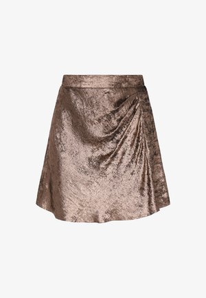 Mini spódniczka w kolorze brązu wykonana z błyszczącej, teksturowanej tkaniny; posiada drapowany fason z asymetrycznym dołem i dopasowanym paskiem w talii.