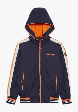 Granatowa kurtka z kapturem z pomarańczową podszewką, przednim zamkiem, białymi i pomarańczowymi paskami na rękawach, prążkowanymi mankietami i logo "CARS JEANS" na klatce piersiowej.