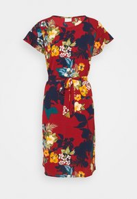 Röd blommig klänning med korta ärmar, insvängd midja med knyt, prydd med livfulla gula, vita och blå blommor mot en mörk bakgrund.