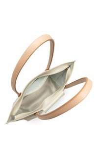 Sac à main beige clair avec une texture lisse, fermeture éclair et poignées rose pâle, présentant un intérieur spacieux et un design minimaliste.