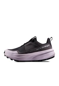 Scarpa da trail running nera e viola con tomaia texturizzata, suola ammortizzata e logo prominente. Presenta un design con lacci e battistrada resistente.