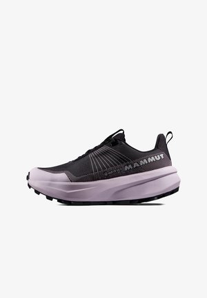 Schwarzer und lila Trailrunning-Schuh mit strukturiertem Obermaterial, gepolsterter Sohle und auffälligem Logo. Verfügt über ein Schnürdesign und langlebiges Profil.