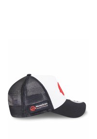 Baseballcap mit weißer Vorderseite, schwarzem Netzrücken und gebogenem Schirm. Mit rotem Logo und einem Seitenschild mit "MoneyGram Haas F1 Team."