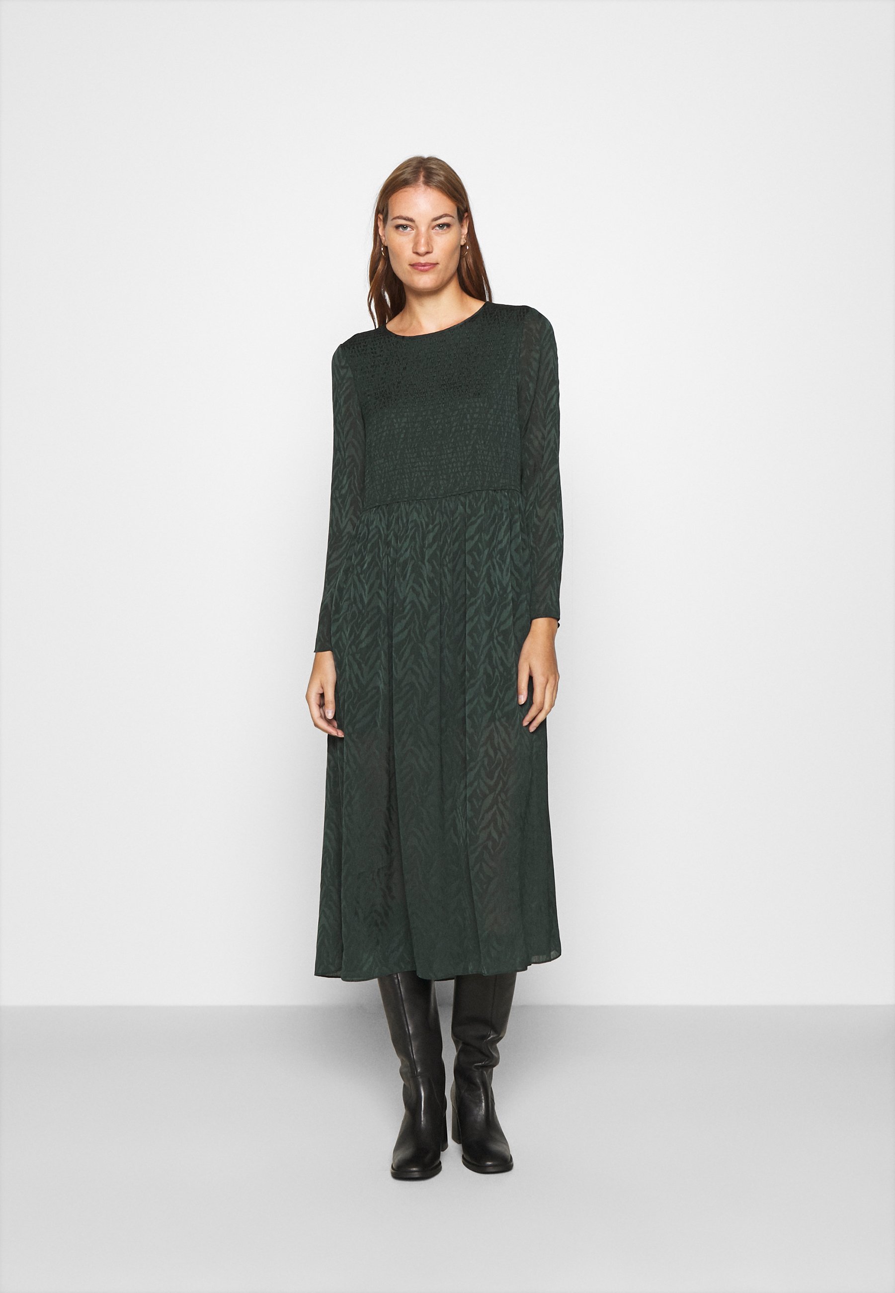 Samsøe Samsøe LARIMAR LONG DRESS Maxikjole darkest Noisy May NMKATJA LOOSE DRESS Kjole kalamatanavy