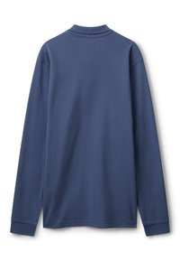 Camisa polo de manga larga color azul marino con cuello y puños acanalados, mostrada desde la parte posterior sobre un fondo blanco.