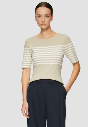 Maglione a maniche corte a righe beige con scollo rotondo. Presenta righe orizzontali bianche sul petto e una trama a coste.