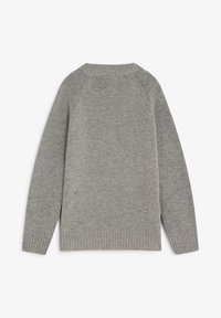Jersey gris de punto con escote redondo, mangas raglán largas y dobladillo acanalado. Textura suave sin patrones o adornos visibles.