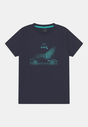 Navyblaues T-Shirt mit tealfarbenem Aston Martin AMR-Logo, Seitenprofil eines Sportwagens und dem Schriftzug "Hackett" auf der Vorderseite.