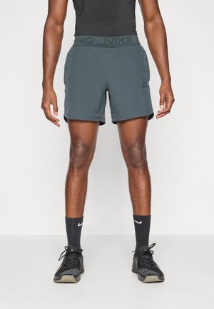- Krótkie spodenki sportowe
