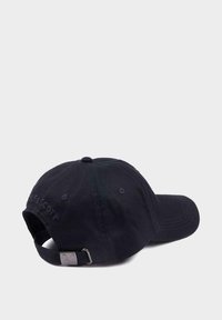 Cappellino da baseball blu navy in cotone, con visiera curva, cinturino regolabile con fibbia in metallo e marchio discreto sul retro.