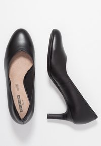 Czarne szpilki o gładkim, teksturowanym wykończeniu, w kształcie migdała, z wyściełanym wkładem. Posiadają smukły, warstwowy obcas.