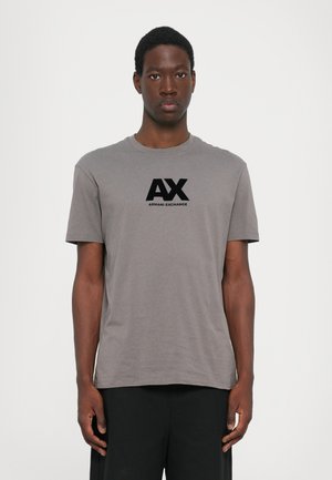 Siva pamučna majica s okruglim izrezom i kratkim rukavima, s crnim "AX" logotipom i tekstom "ARMANI EXCHANGE" centriranim na prednjoj strani.