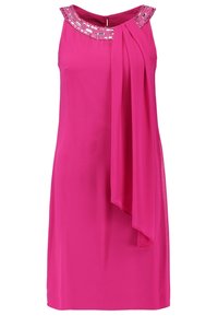 Ärmlös fuchsias färgad klänning med pärlbesatt halsringning och en lång draperad tygdetalj på den högra framsidan.